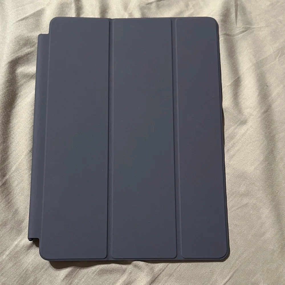 Sleek Gray Tablet Cover. OFFICIAL APPLE SMART COVER for ipad 9th generation NEW